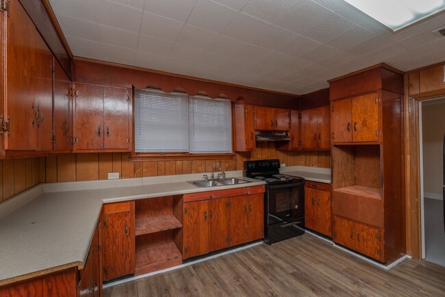 Building Photo - PRICE REDUCED- $995 - Cute 3 Bed/2 Bath Si...