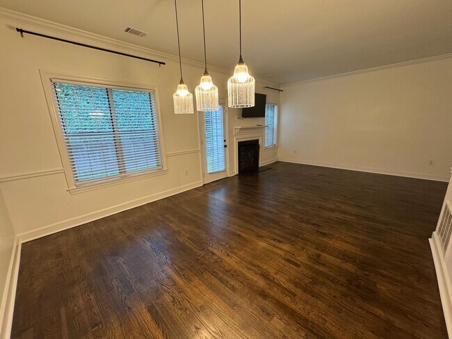 Building Photo - Nice Brick 2/2.5 Townhome in Atlanta- $2,750
