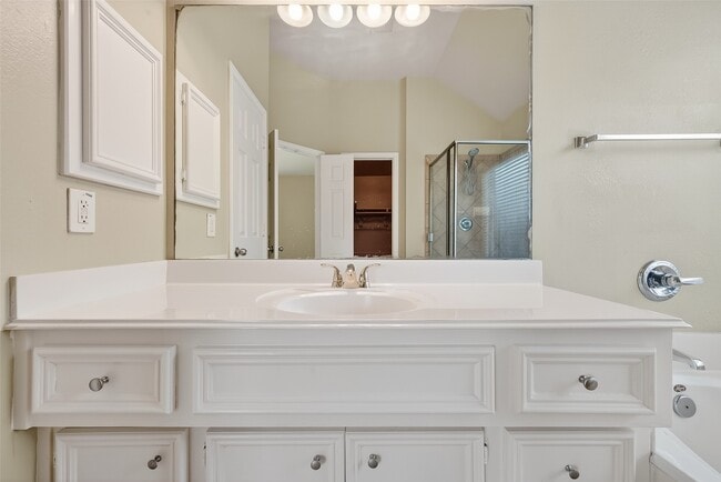 Building Photo - 2114 Thorn Berry Creek Ln