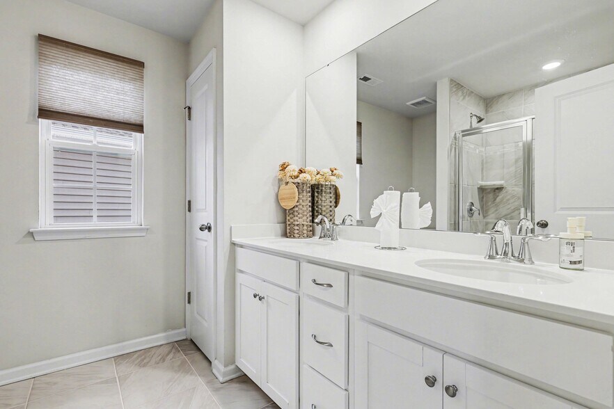 Building Photo - 15216 Lake Ridge Rd