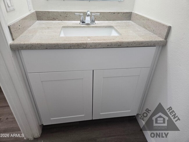 Building Photo - 4025 E Coolbrook Ave