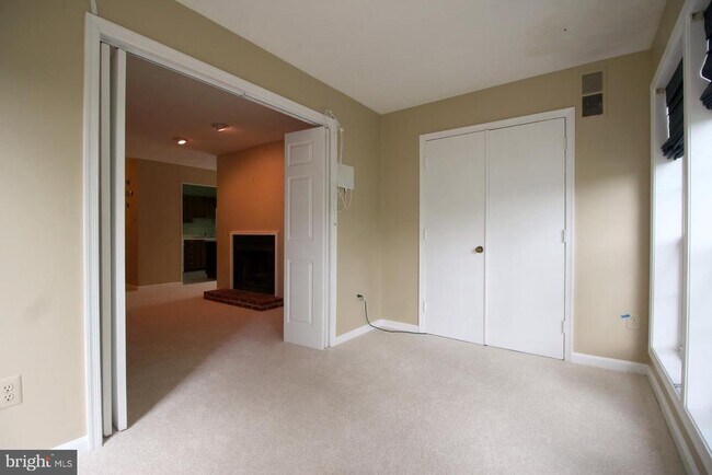 Building Photo - 10118 Oakton Terrace Rd