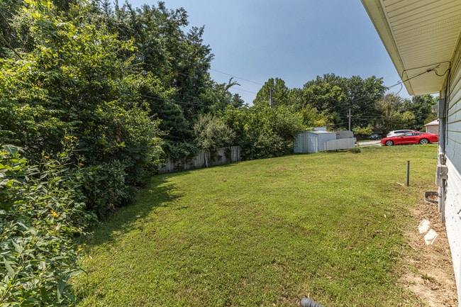 Building Photo - 1600 W Amos Dr