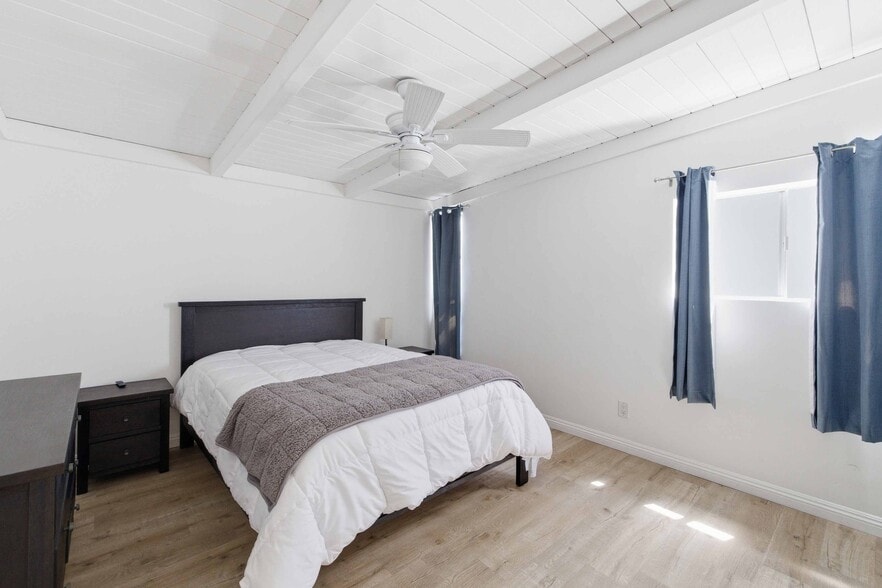 Building Photo - 3105 Ocean Dr