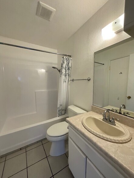 Hallway bath shower / tub - 101 E Olive Ave