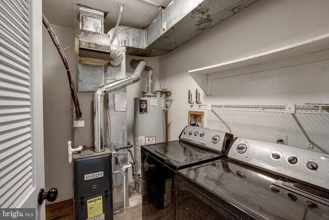 Building Photo - 2118A Greenwood Ct