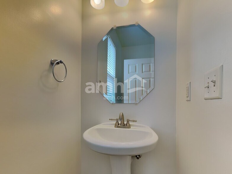 Building Photo - 4524 Winchester Ln