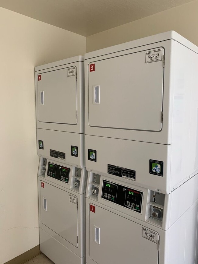 Building Photo - Lovely 2-Bedroom Apartment in Sharon Heights