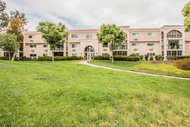 Building Photo - 5500 Paseo Del Lago W