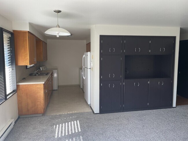 Building Photo - 2 Bedroom/ 1 bath duplex