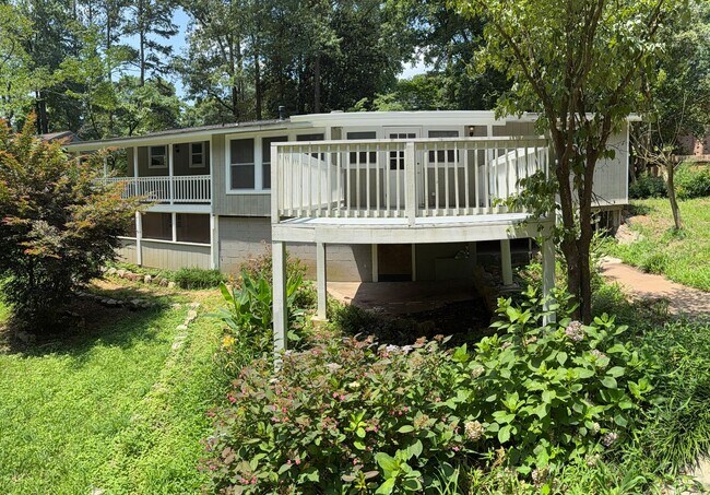 Building Photo - 5 Bedroom/4 Bath Home for lease on 1.5 Acr...