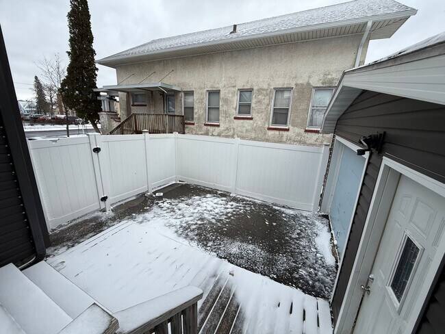 Building Photo - 916 1st St SE