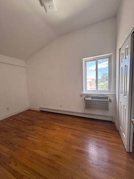 Building Photo - 72-38 Calamus Ave