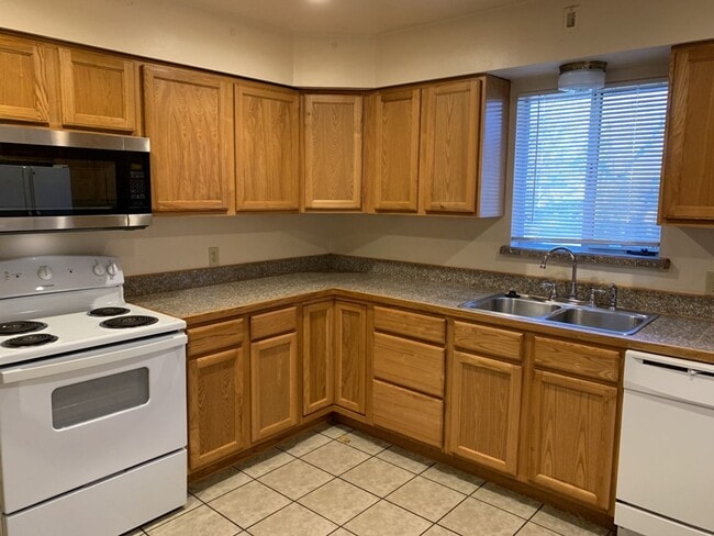 Building Photo - STUDENTS WELCOME! Spacious 5 Bed 2 Bath Ranch Home