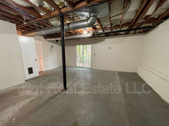 Building Photo - 221 Rustic Ridge Dr NE