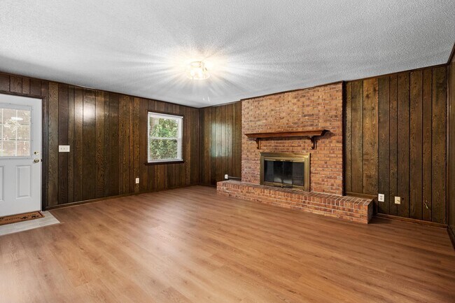 Building Photo - 3108 Briarwood Dr