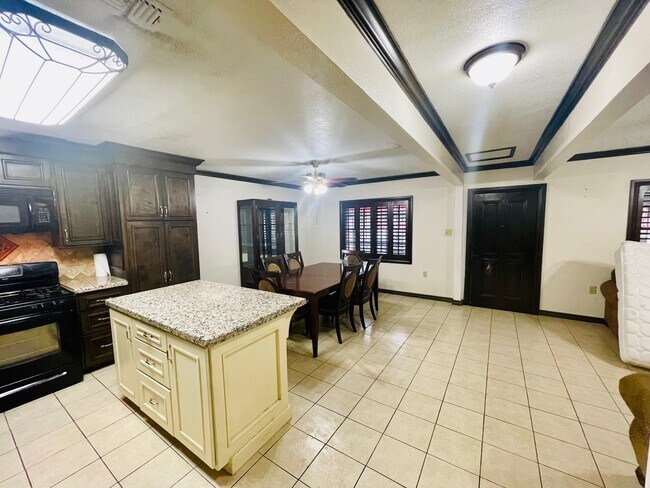 Building Photo - 1503 Chicago St