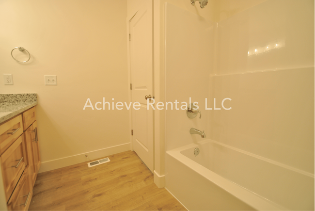 Building Photo - 360 N 2650 W