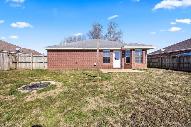 Building Photo - 851 Honeysuckle Dr