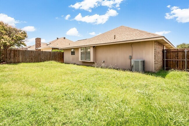 Building Photo - 1016 Willowbrook Trail
