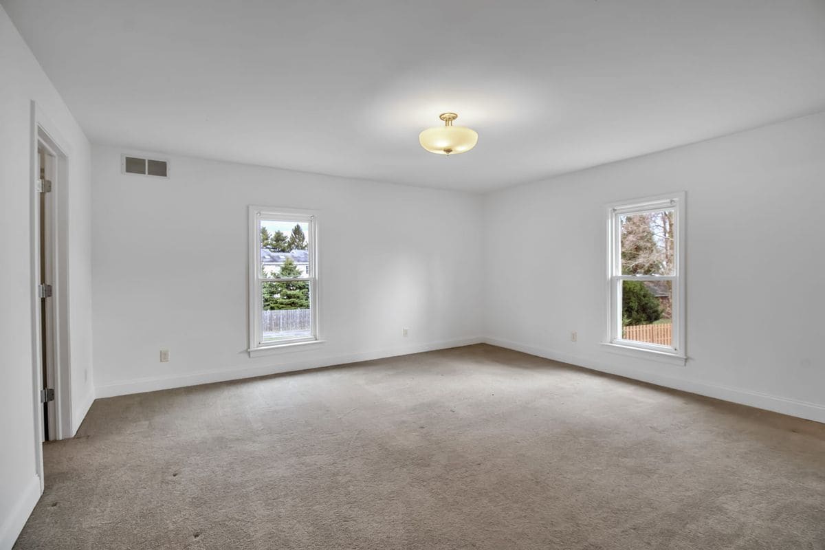 Building Photo - 5849 Broadway, 8