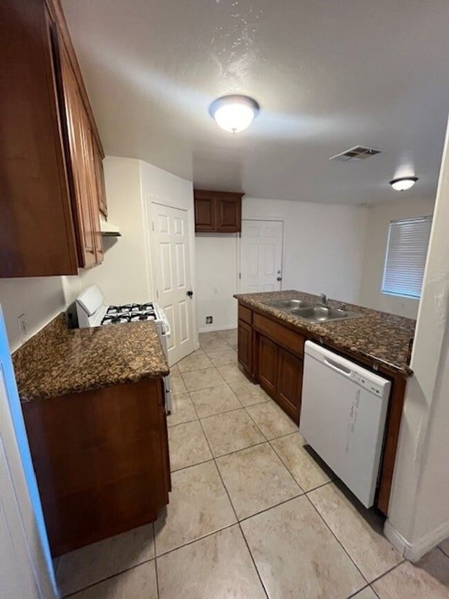 Building Photo - 725 L St