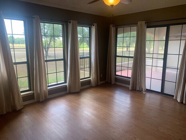 Building Photo - *COMING SOON!* 2 Bedroom Garden Style Villa Home In A Prime Location – Near Shopping & Dining!