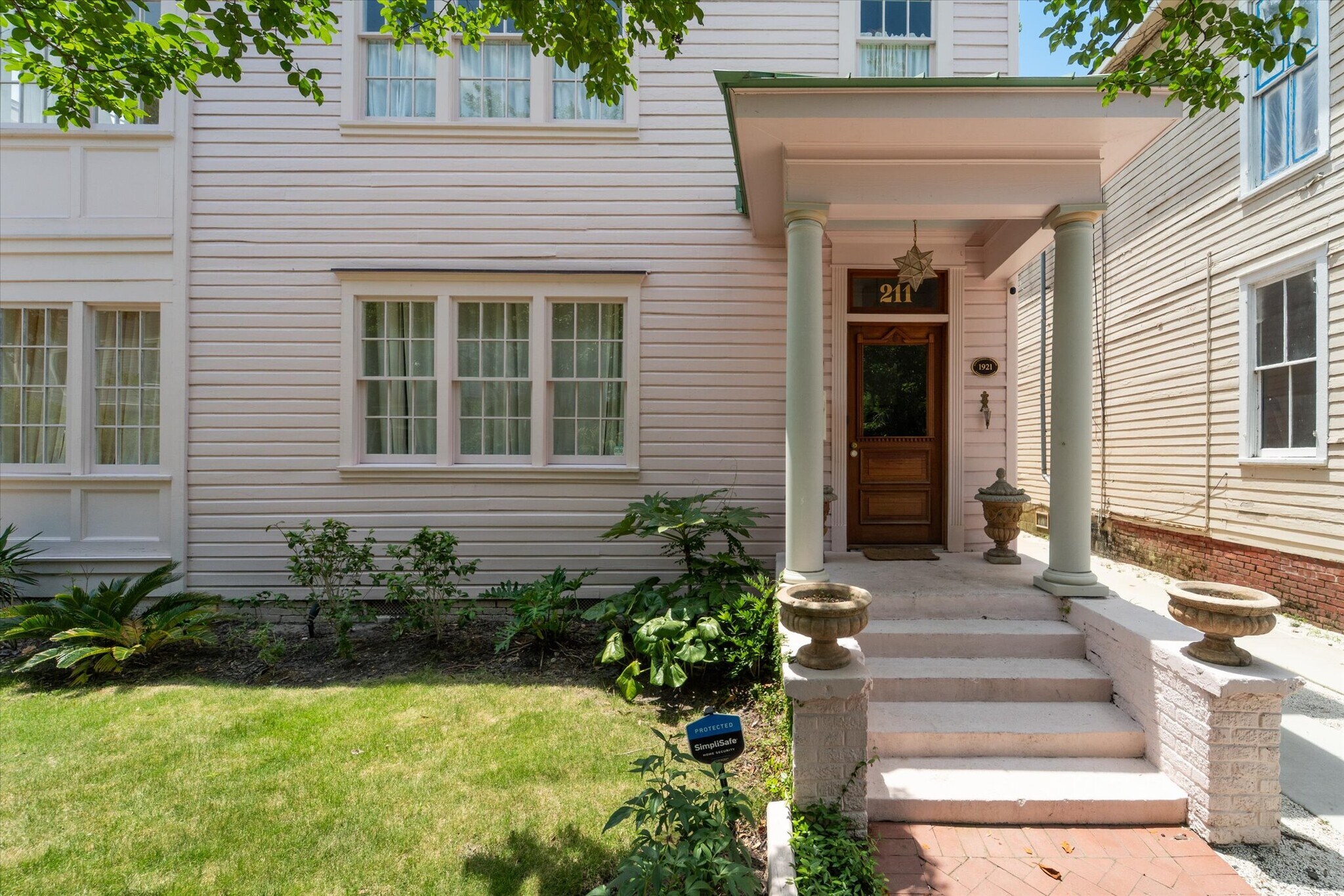 Building Photo - 211 W 40th St