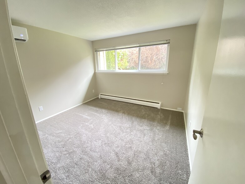 Second bedroom overlooking garden deck - 714 1st St S