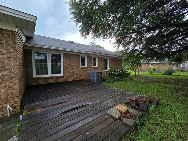 Building Photo - 805 Club Ln