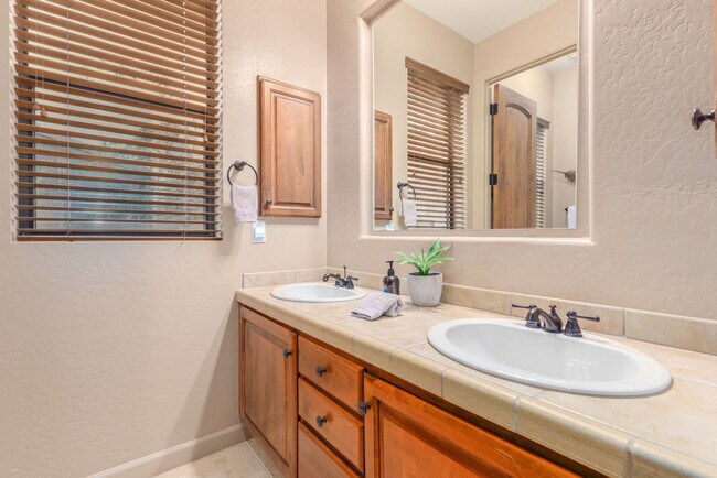 Building Photo - 3644 N Sagewood Cir