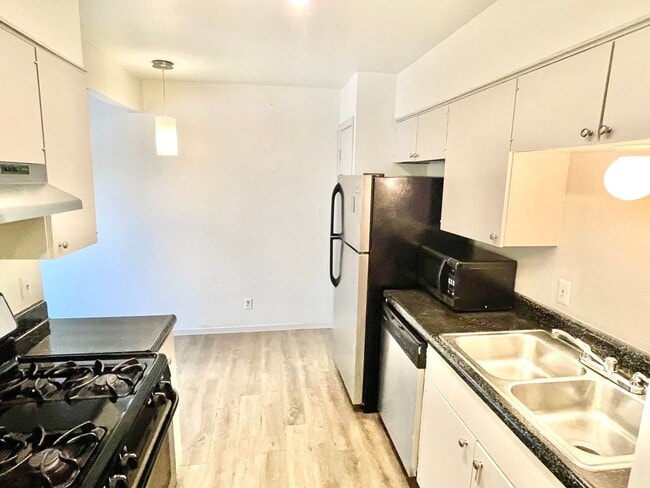 Building Photo - Two-story 1/1.5 Apt in Northeast Austin - ...