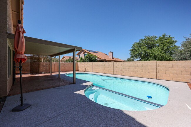 Building Photo - Welcome to this stunning 4 bedroom, 2 bath...