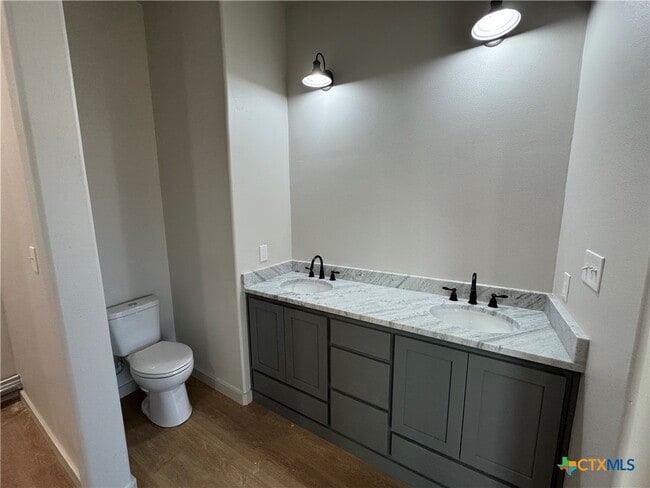 Building Photo - 318 Warehouse Rd