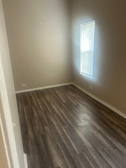 Building Photo - 956 E 76th St