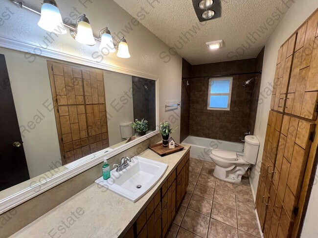 Building Photo - Charming 3-Bed, 2-Bath Home with Garage
