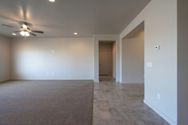 Building Photo - 4 bedroom 2 Bath Home in Desert Edge Cove ...