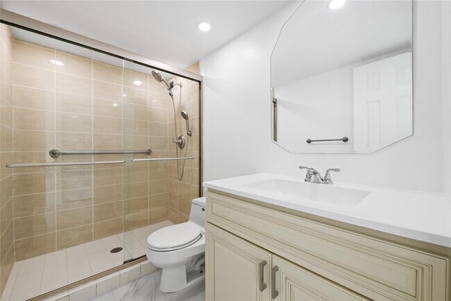 Building Photo - 800 Parkview Dr