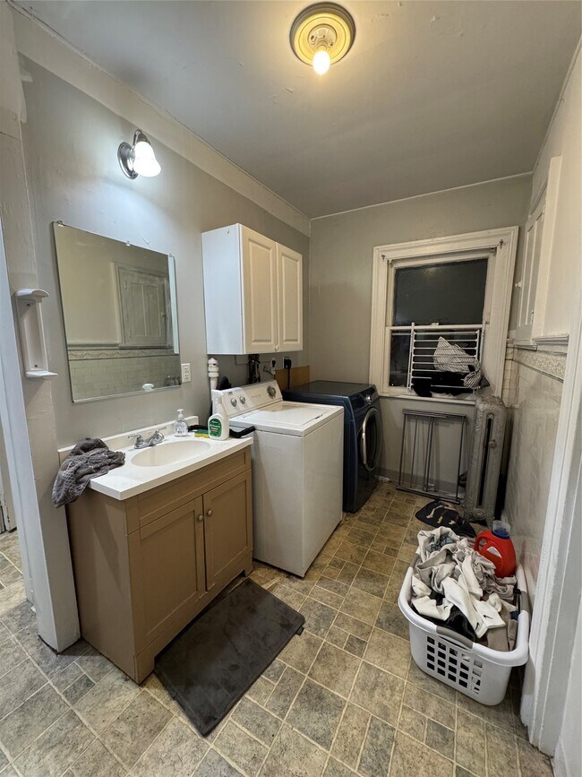 Building Photo - 121 Oak St