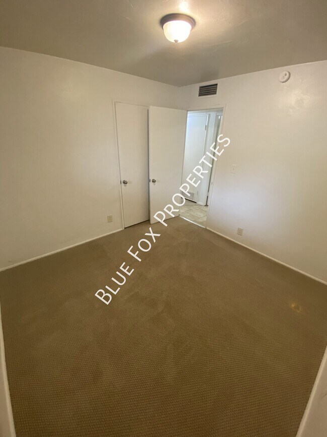 Building Photo - 3807 E Dover Stravenue