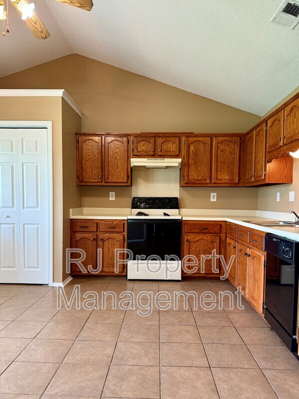 Building Photo - 6290 Oak Run Dr E