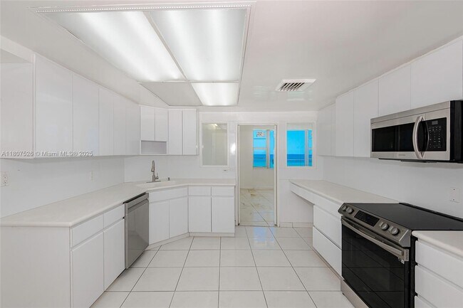 Building Photo - 5255 Collins Ave