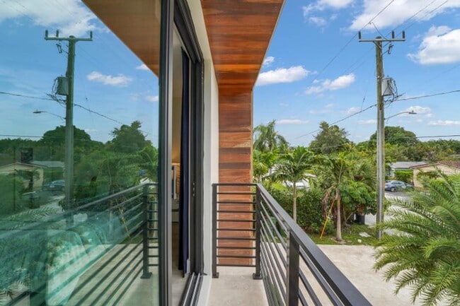 Building Photo - 1238 NE 17th Ave