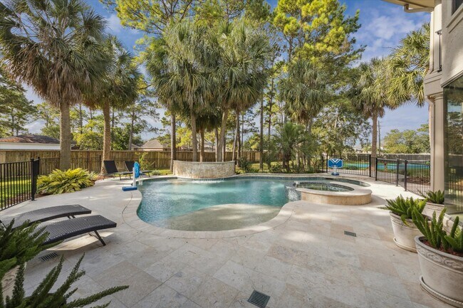 Building Photo - 600 Royal Oaks Dr