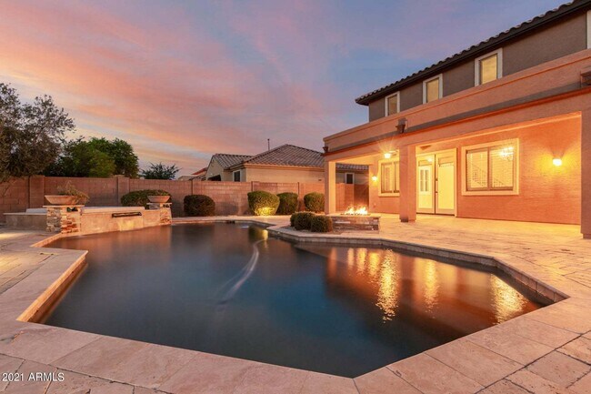 Building Photo - Eagle Glen Cul-de-sac Beauty