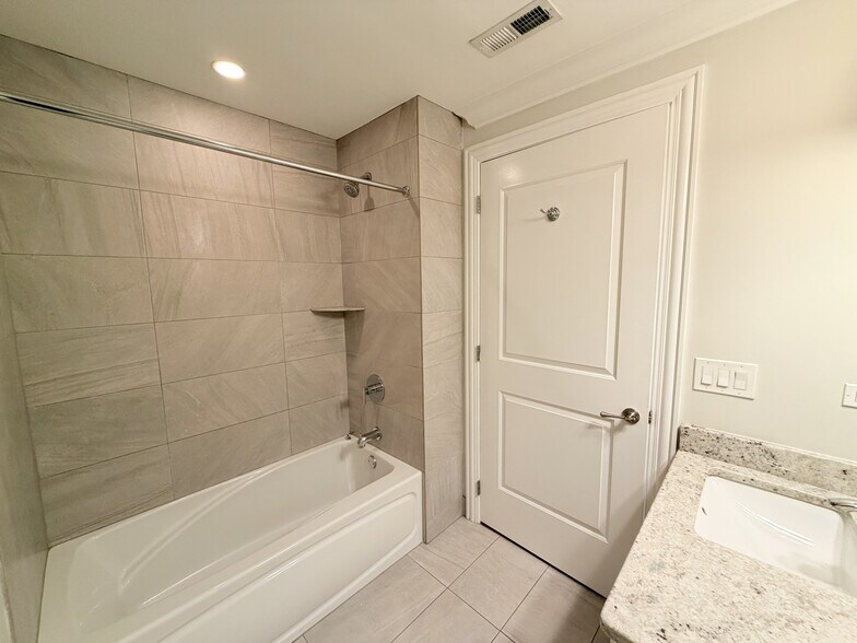 Building Photo - 1002 W Van Buren St