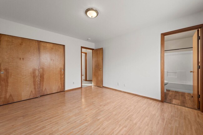 Building Photo - Newly remodel 4 bed 3 bath home in Shoreline