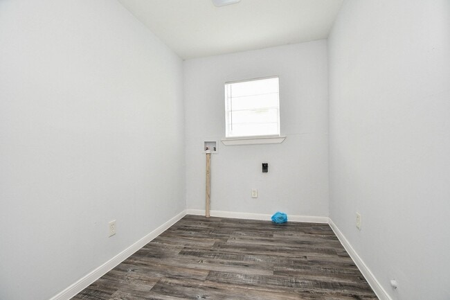 Building Photo - 941 Lucky St