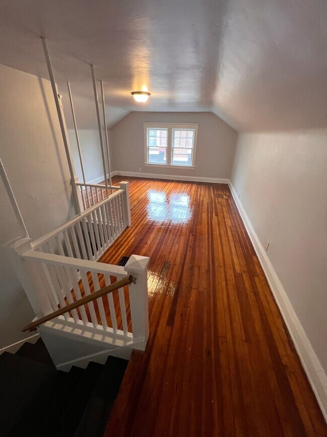 Building Photo - Fully Renovated 4 Bed Home in Cleveland He...