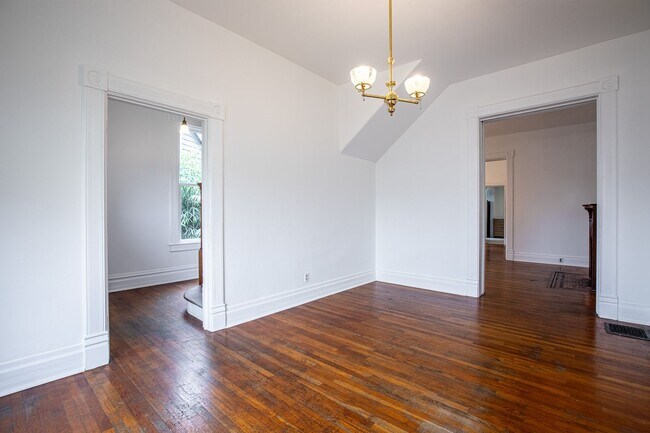 Building Photo - 1940-1946-1946 SW Market St Dr